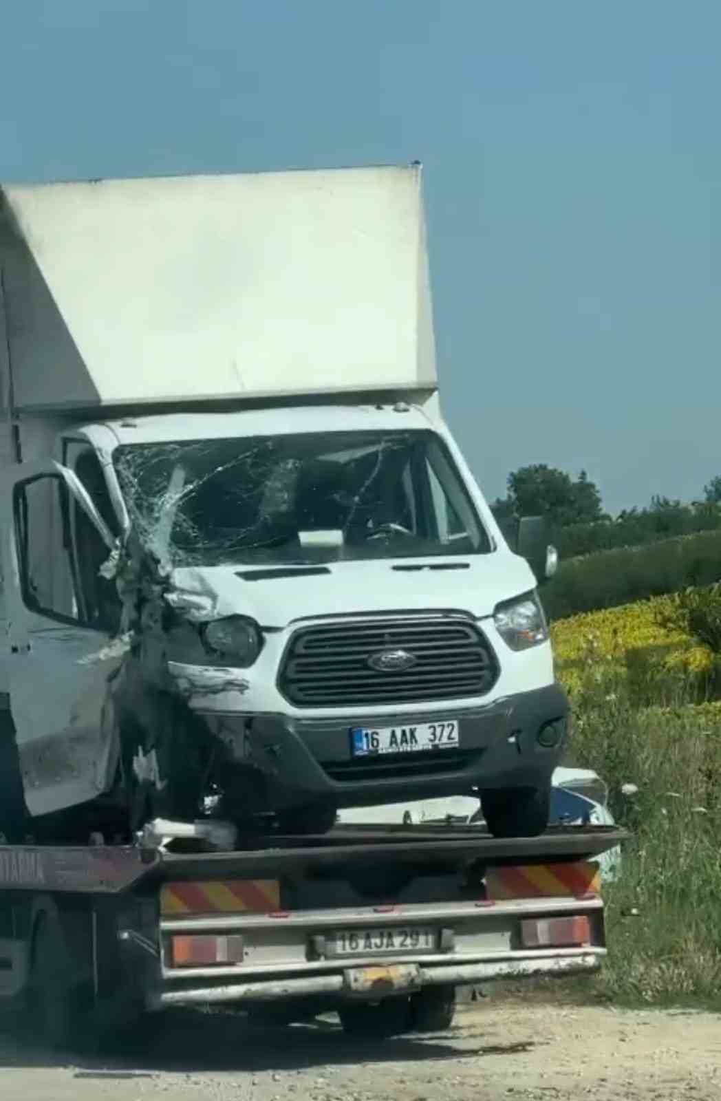 Bursa’da kamyon ile kamyonet çarpıştı: 2 yaralı