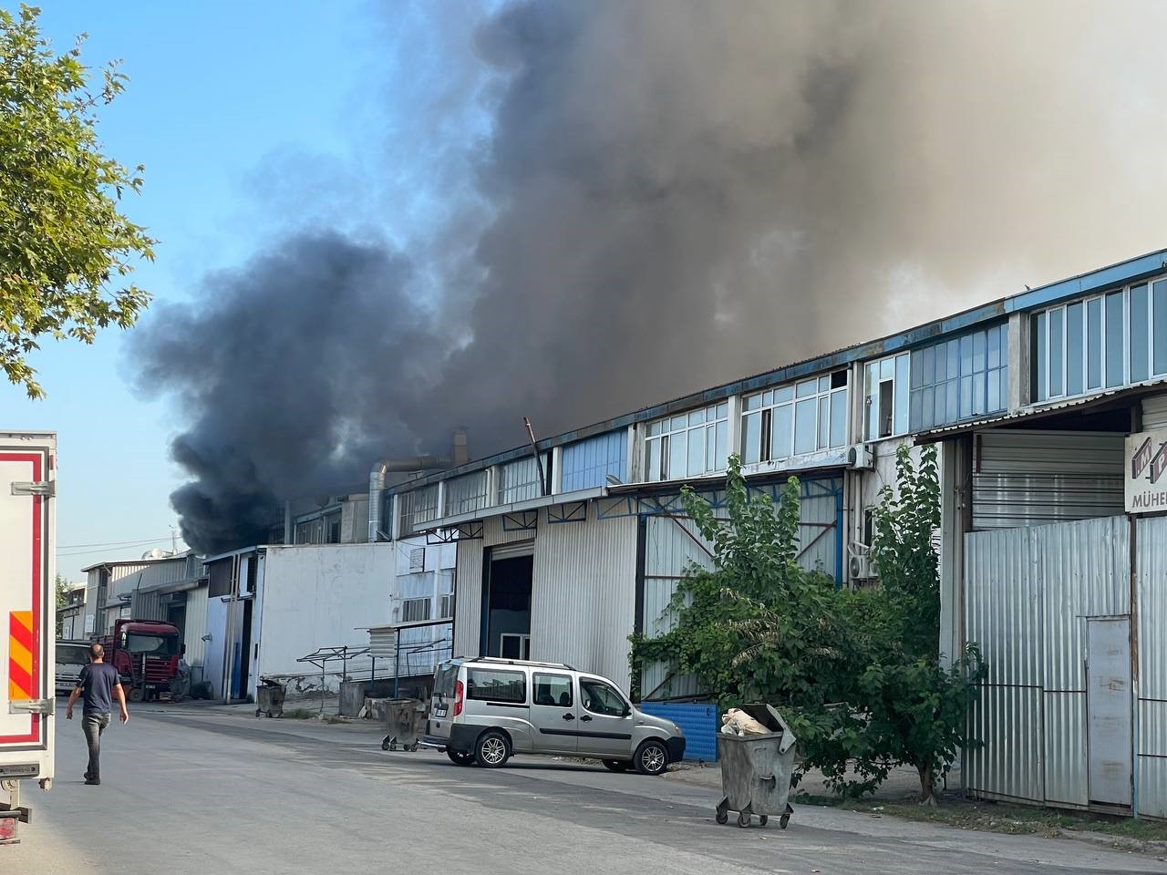 Geri dönüşüm tesisinde korkutan yangın... Siyah duman şehri kapladı
