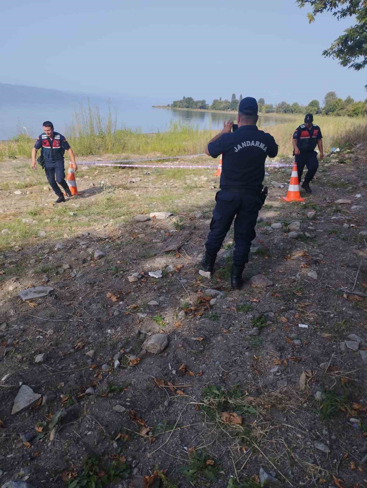 Gölün içinde patlamamış el bombası bulundu