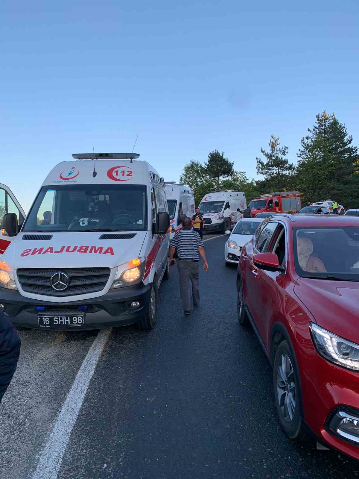 Bursa’da hafif ticari araç şarampole devrildi: 6 yaralı