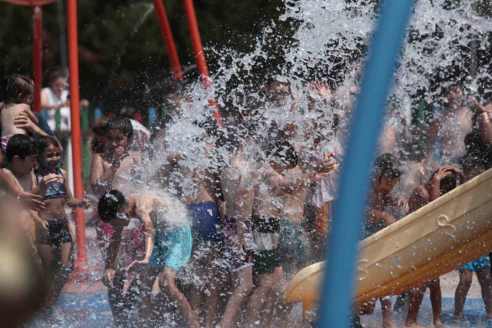 Tarihin en sıcak gününde çocuklar su parkına akın etti