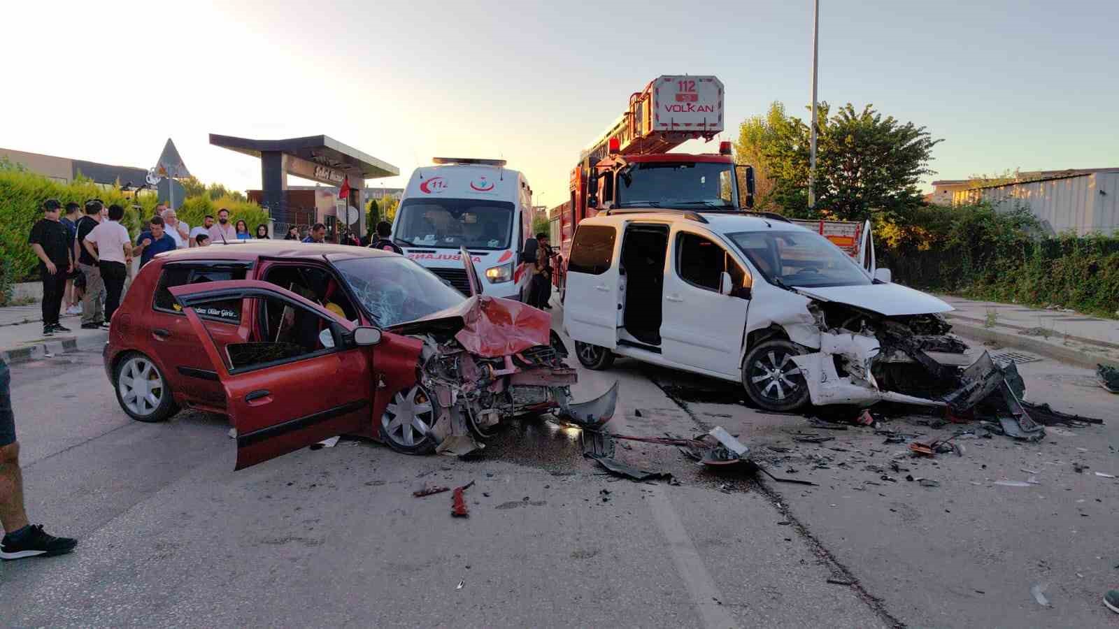 Hafif ticari araç ile otomobil kafa kafaya çarpıştı: 6 yaralı
