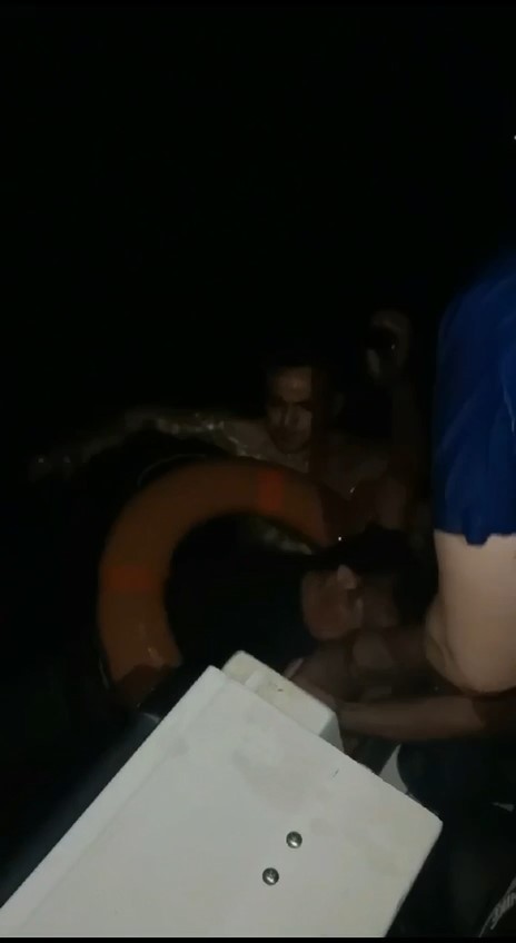Alabora olan tekneden düşen 3 kişi böyle kurtarıldı