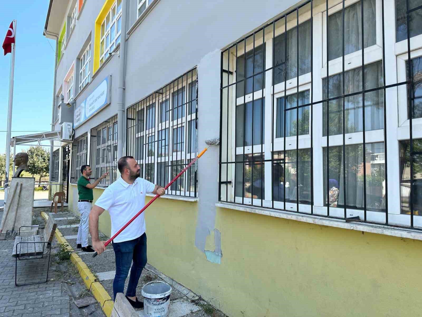 Fırçayı eline alan gönüllüller okulları boyadı