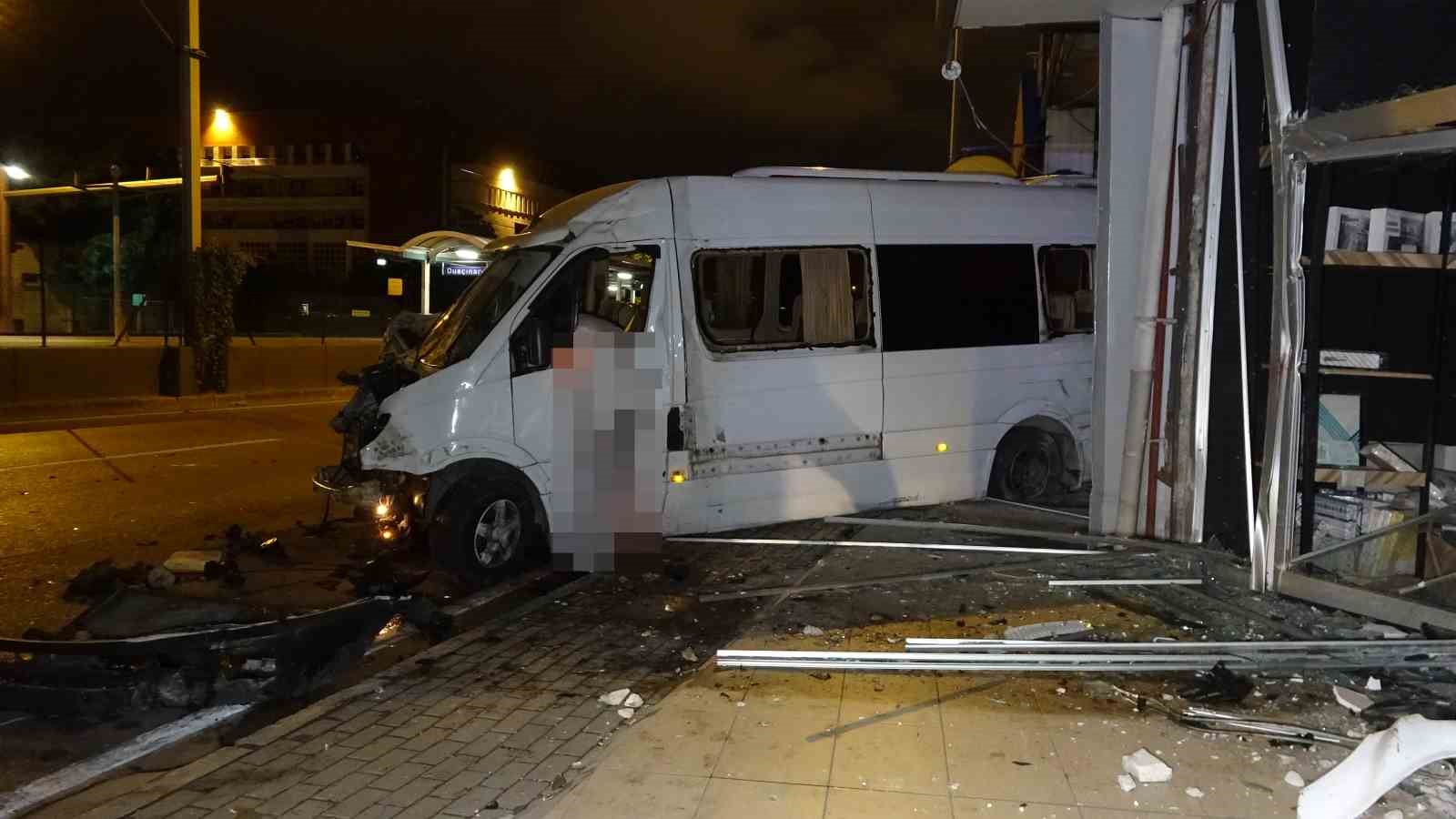 Sürücünün kontrolünü kaybettiği servis minibüsü iş yerine çarptı: 1 ölü, 4 yaralı