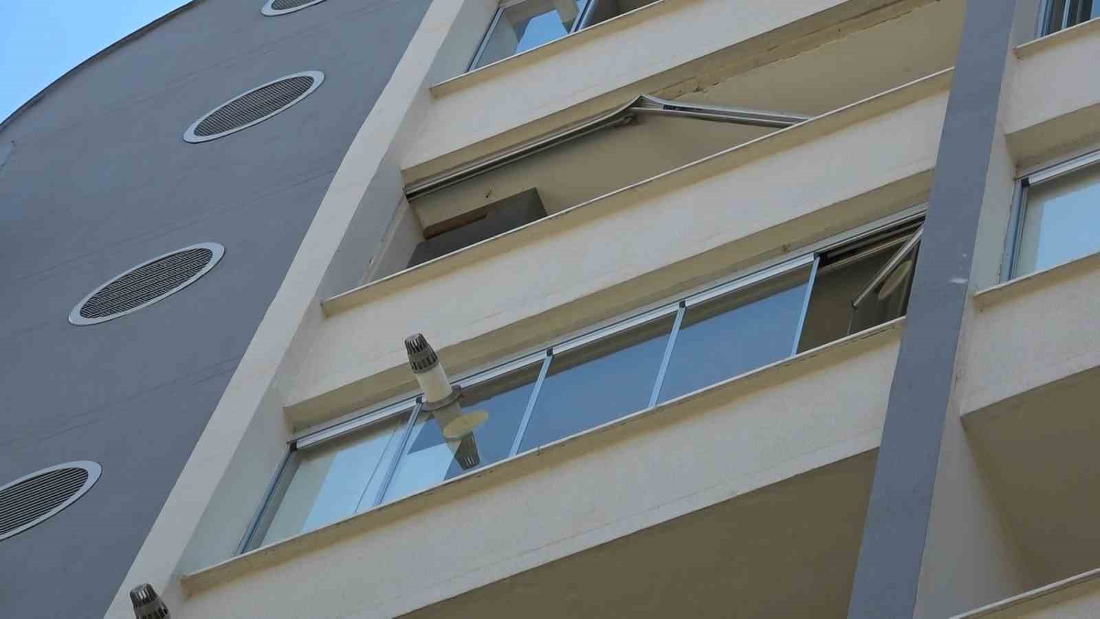 Cam balkon takarken 7. kattan düşen genç hayatını kaybetti