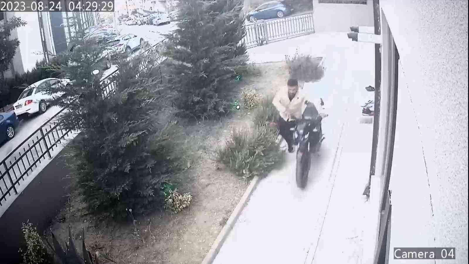 (Özel) Şafak vakti motosiklet hırsızlığı kamerada