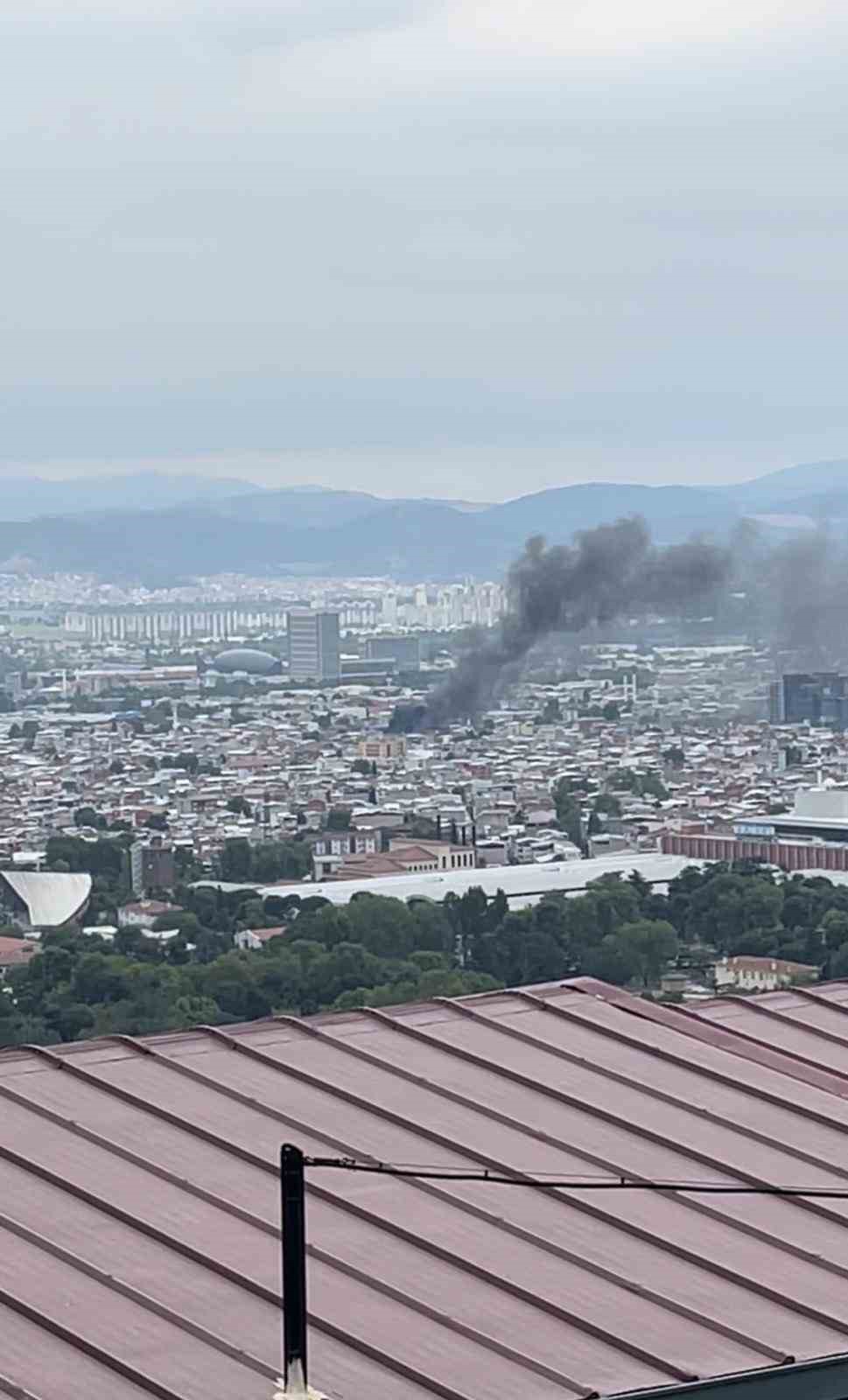Hurdacılar kentsel dönüşümde atıkları yakıyor, şehri siyah duman kaplıyor