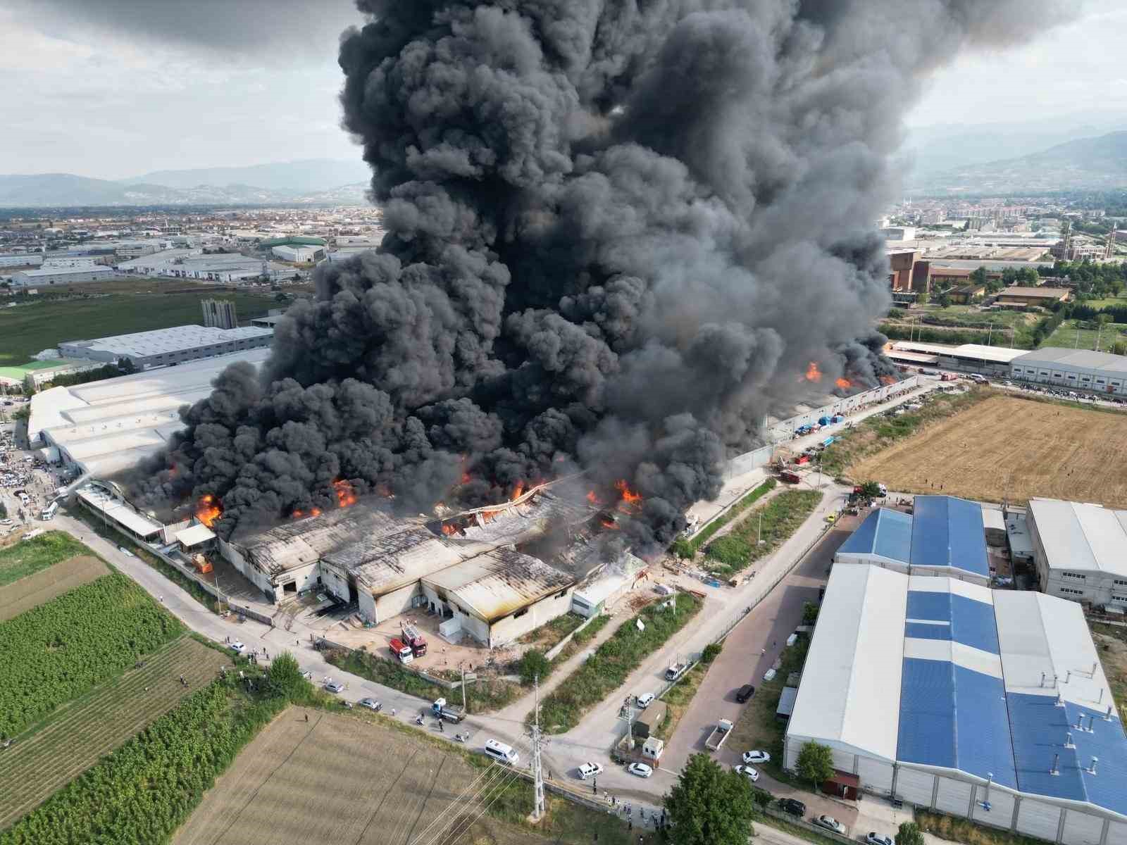 Bursa’daki yangına 3 helikopter havadan müdahale ediyor