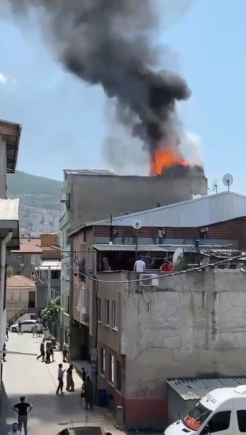 4 katlı binanın çatı katı alev alev yandı