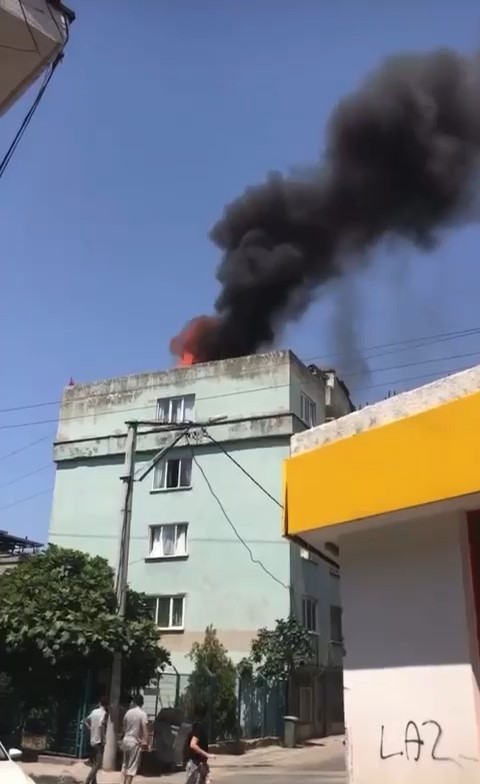 4 katlı binanın çatı katı alev alev yandı