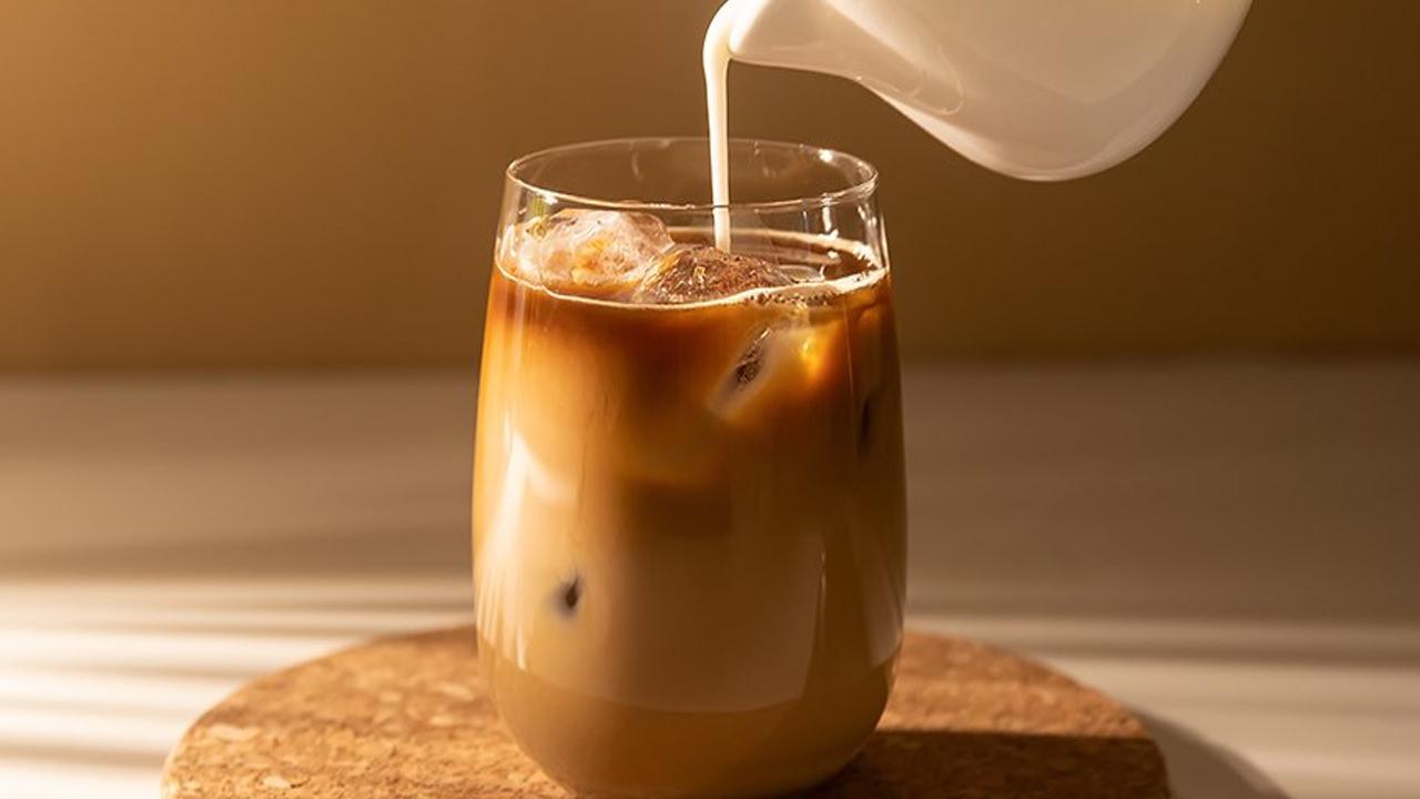 Demlenen kahvenin faydaları: Soğuk kahve mideye dokunur mu, zararlı mı?