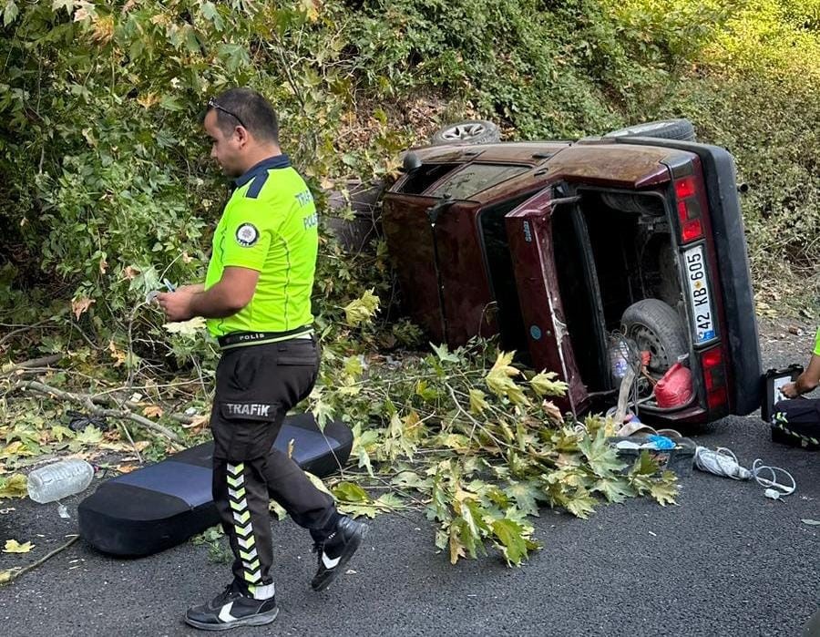 Yan yatan otomobilden 5 kişi sağ çıktı