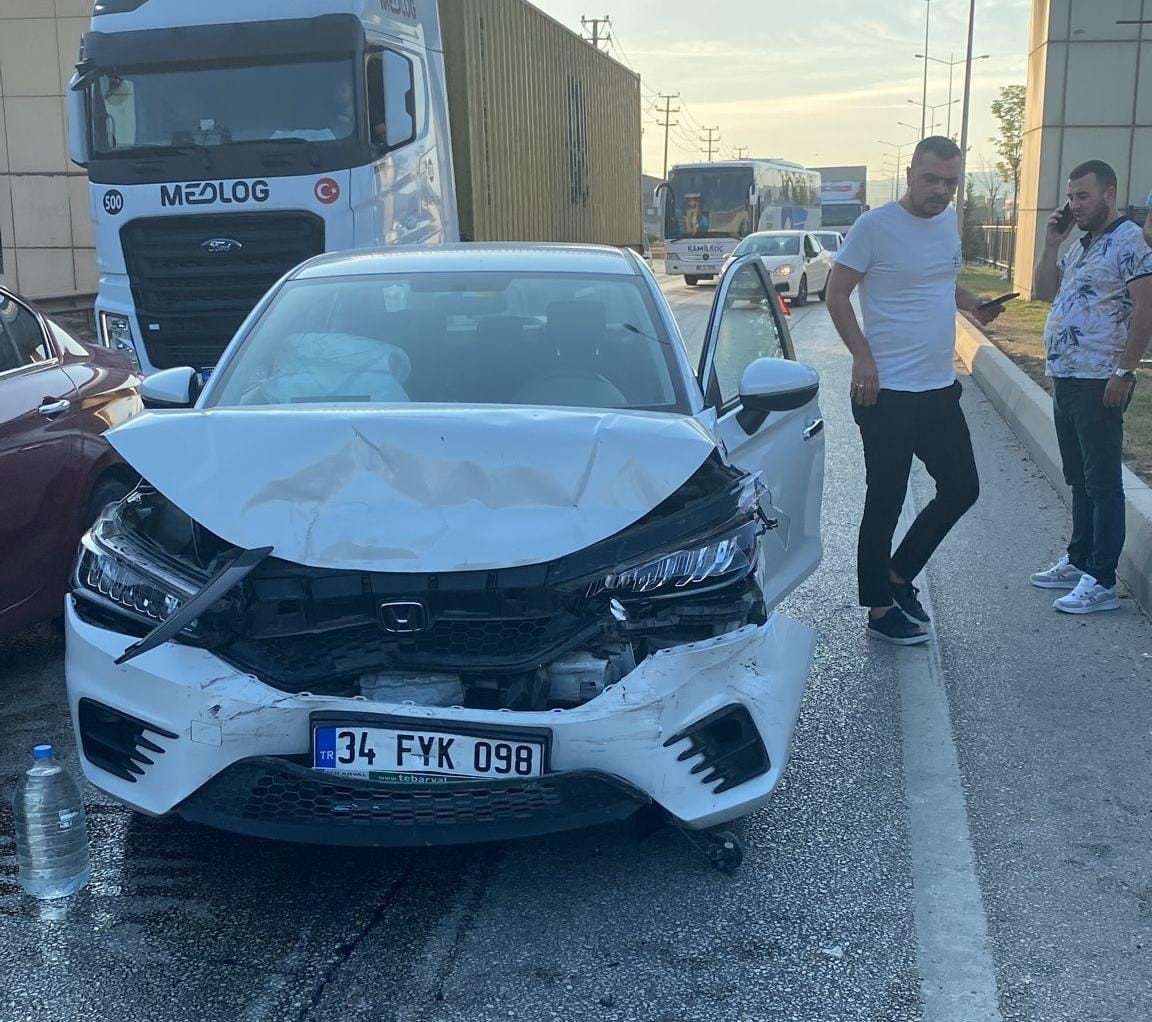 Bursa’da 2 otomobil çarpıştı; 5 yaralı