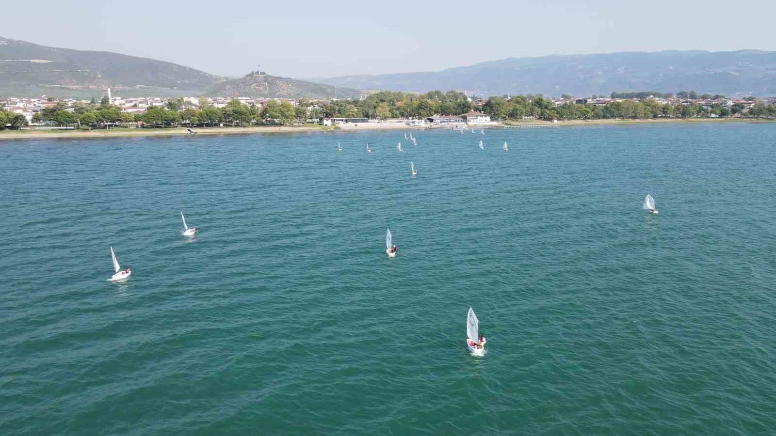İznik Gölünde heyecan dolu yelken yarışları