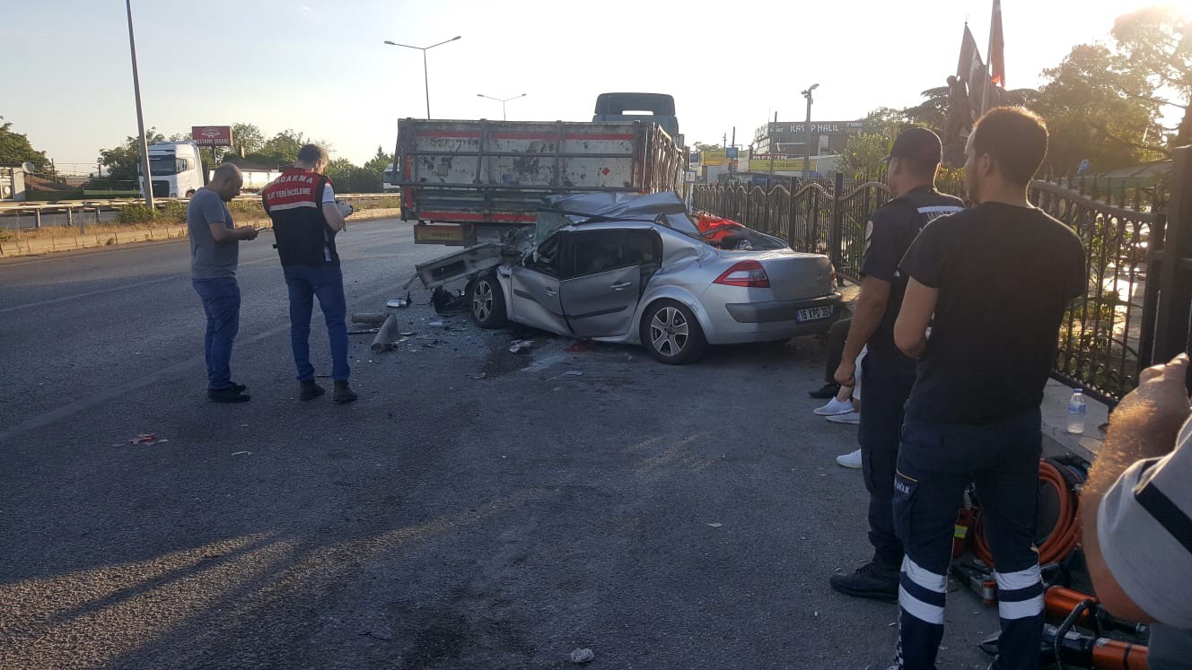Bursa’nın Karacabey ilçesinde otomobil tıra çarptı, 4 kişi öldü 2 kişi yaralandı