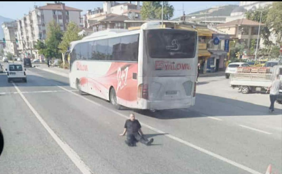 Bursa’da bir adam yüzlerce aracın geçtiği karayoluna boylu boyunca uzandı