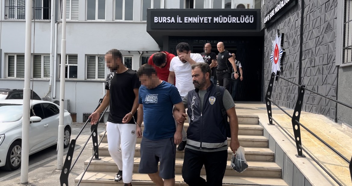 Bursa’da polis ekiplerinden aranan şahıslara şafak baskını: 21 gözaltı