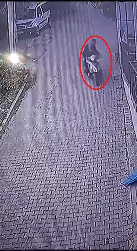 Motosikletli hırsızlar balkonda asılı çamaşırları çaldı