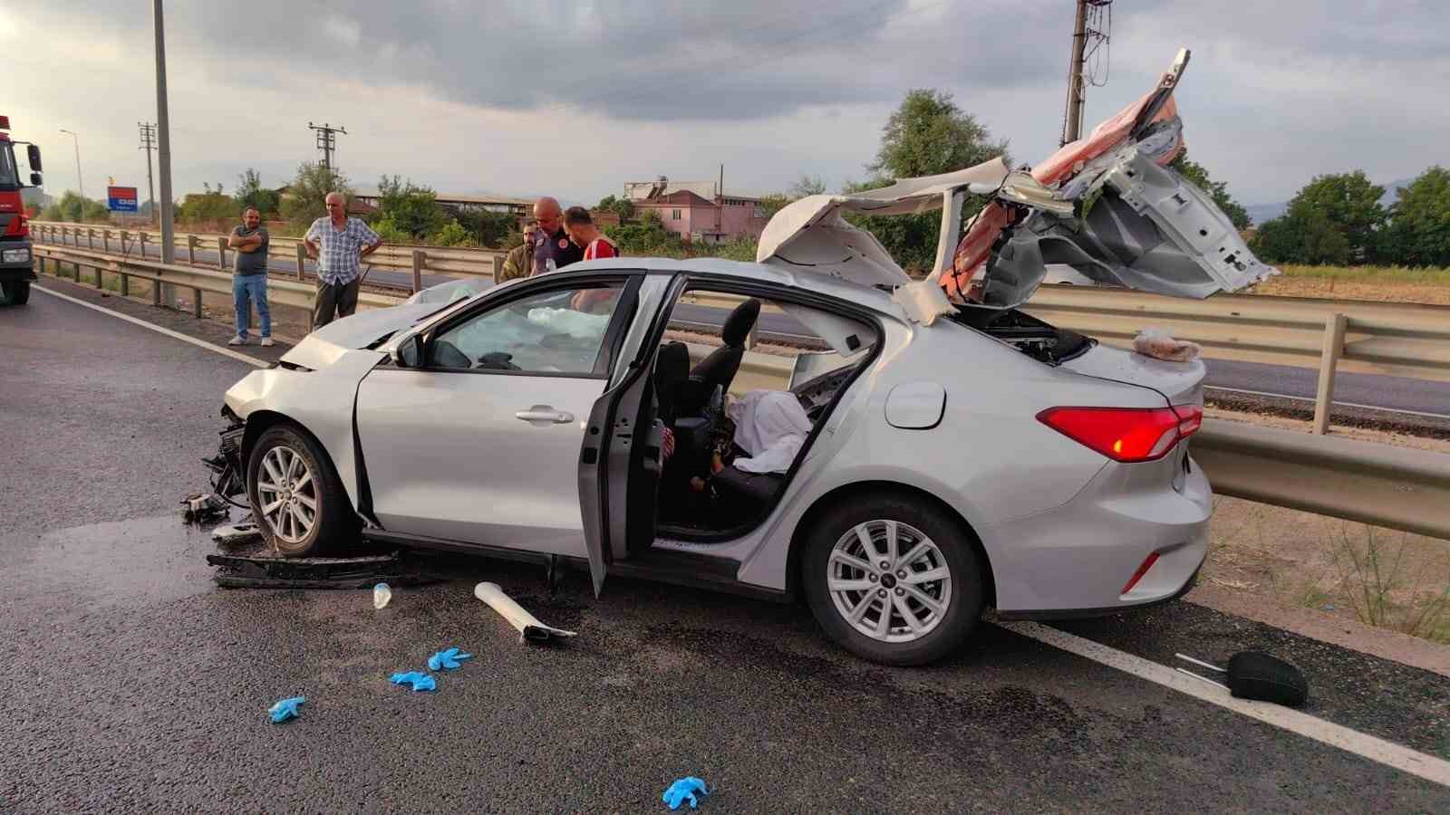Otomobil sürücüsü tıra böyle çarptı: 1 kişi öldü, 3 kişi yaralandı