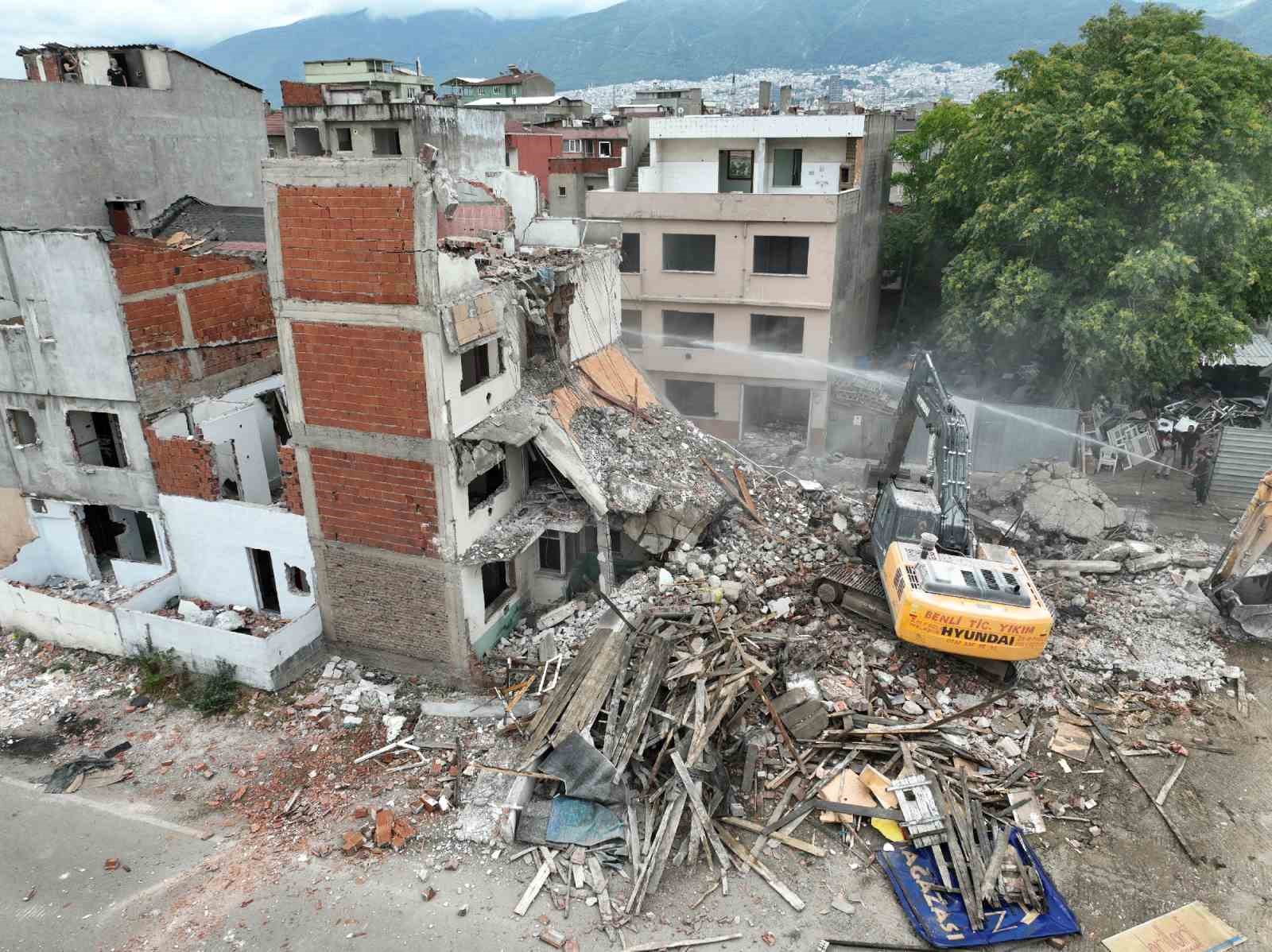 Beşyol’da riskli binaların yıkımı sürüyor