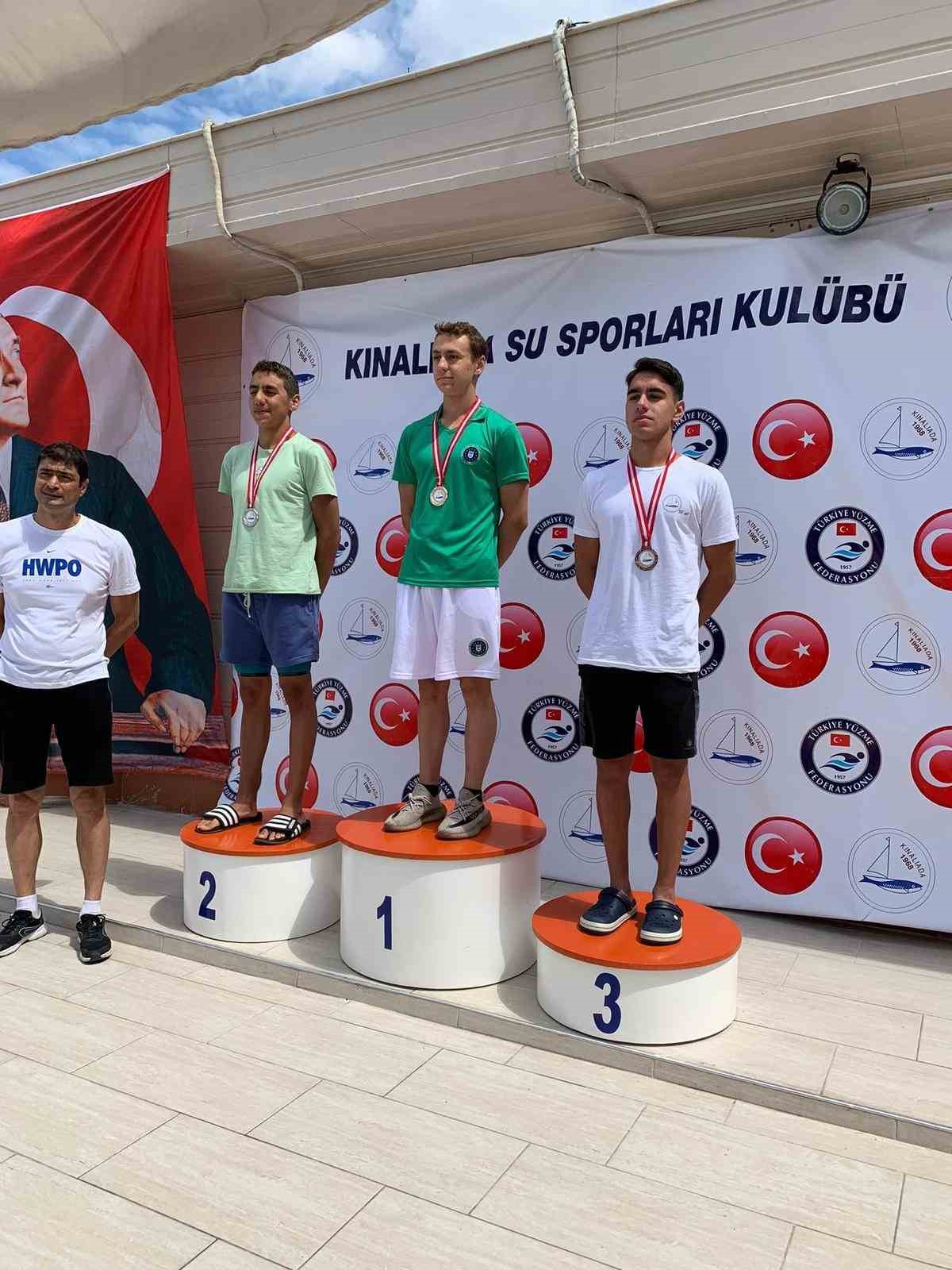 Bursa Büyükşehir Belediyesporlu yüzücü Özgür Yonca madalyaları topladı