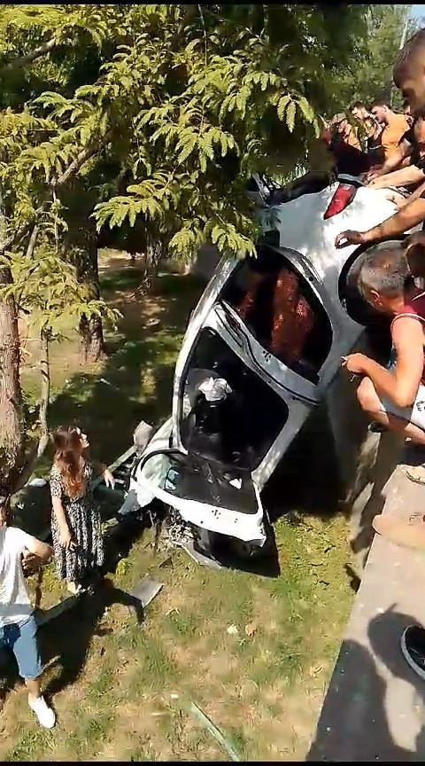 Yoldan çıkan otomobilin şarampole uçmaması için vatandaşlar tuttu