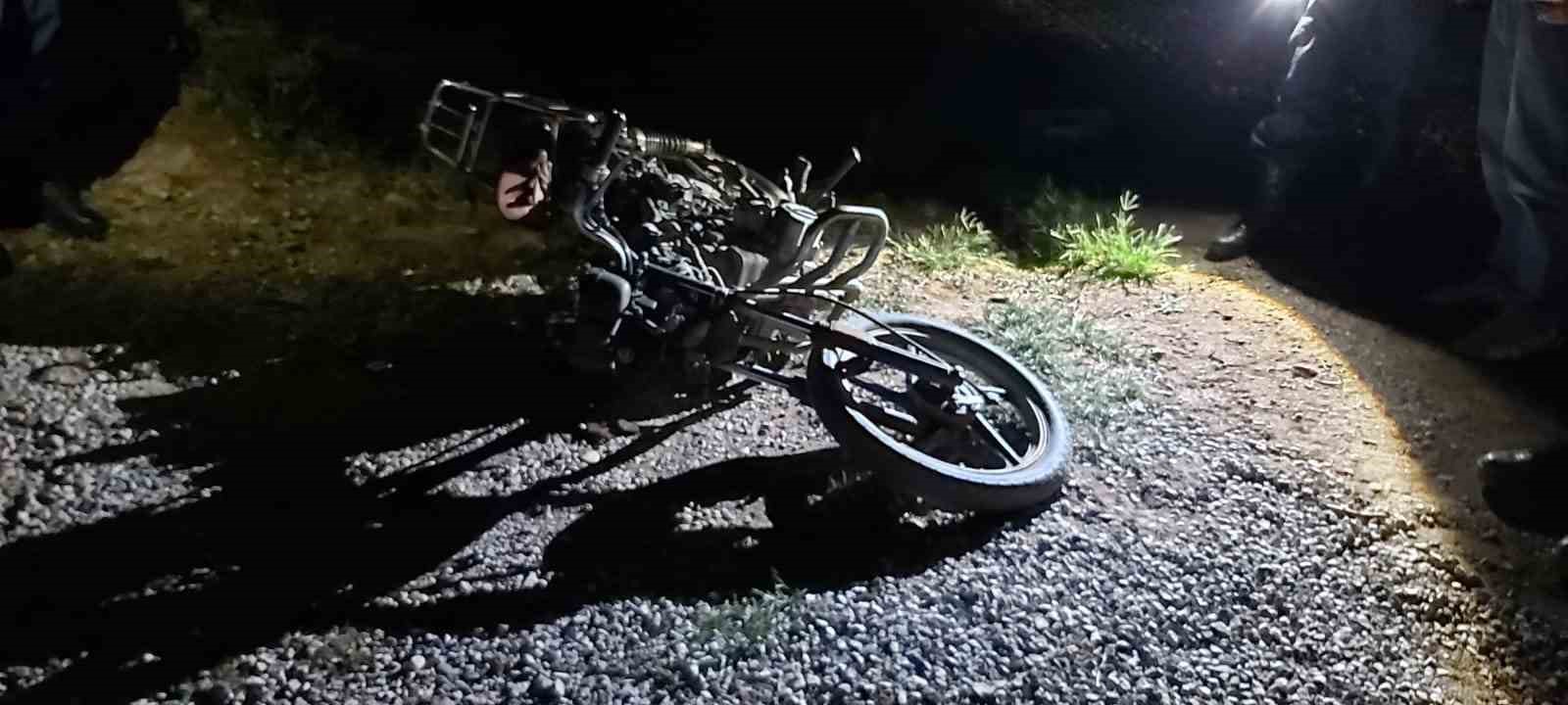 (ÖZEL) Yakıtı biten motosikleti iterken tırın çarpmasıyla yaralandılar