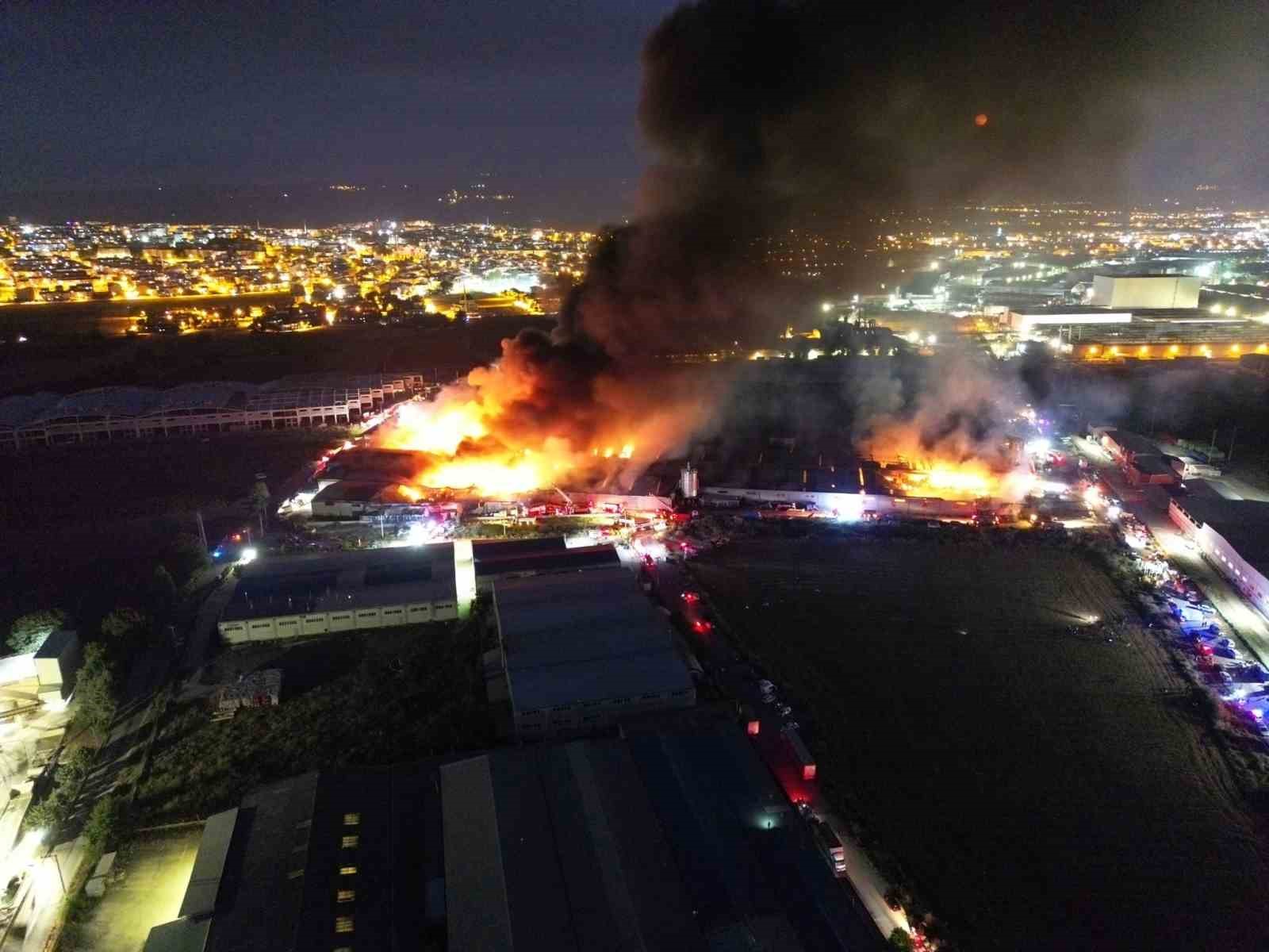 Bursa’da 10 fabrikaya sıçrayan yangın gece havadan görüntülendi