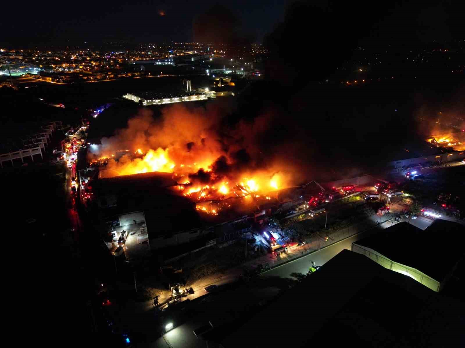 Bursa’da 10 fabrikaya sıçrayan yangın gece havadan görüntülendi