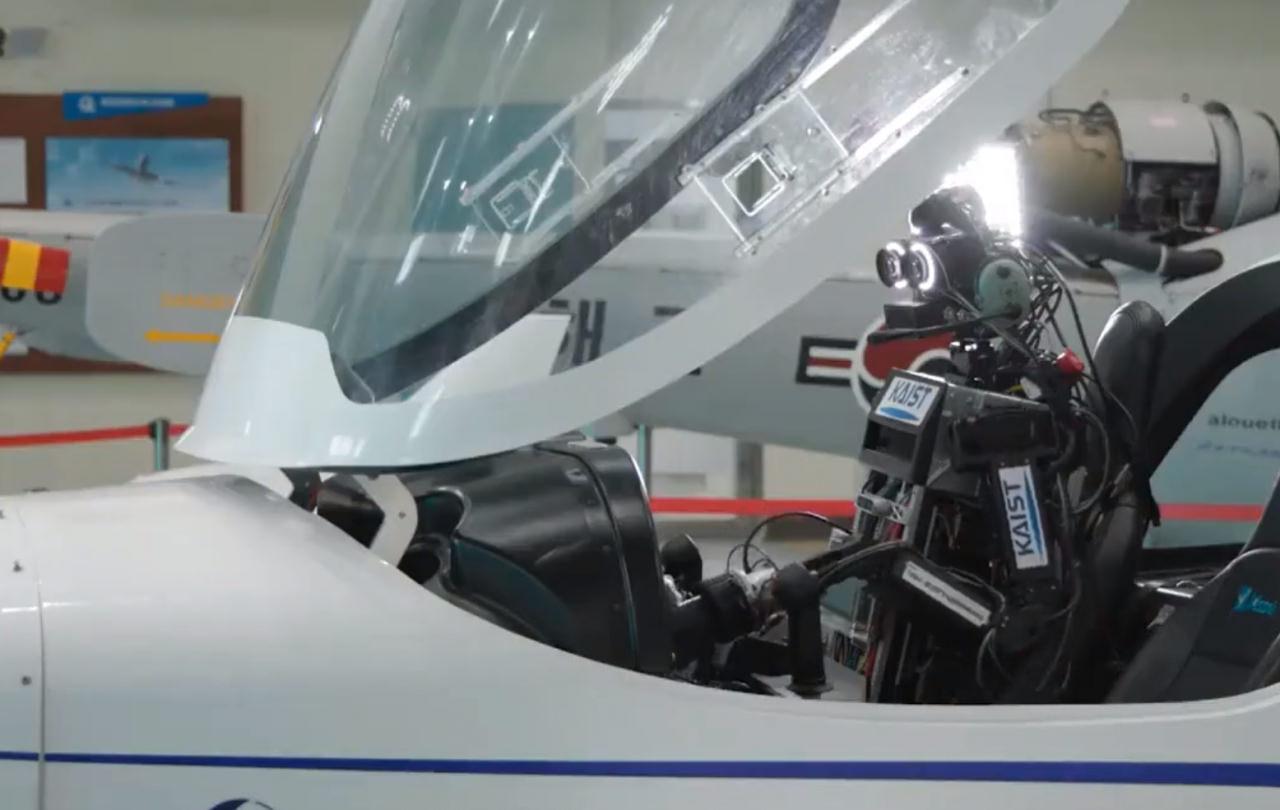 Artık uçakları robotlar uçuracak: Dünyanın ilk robot pilotuyla uçmaya hazır olun!