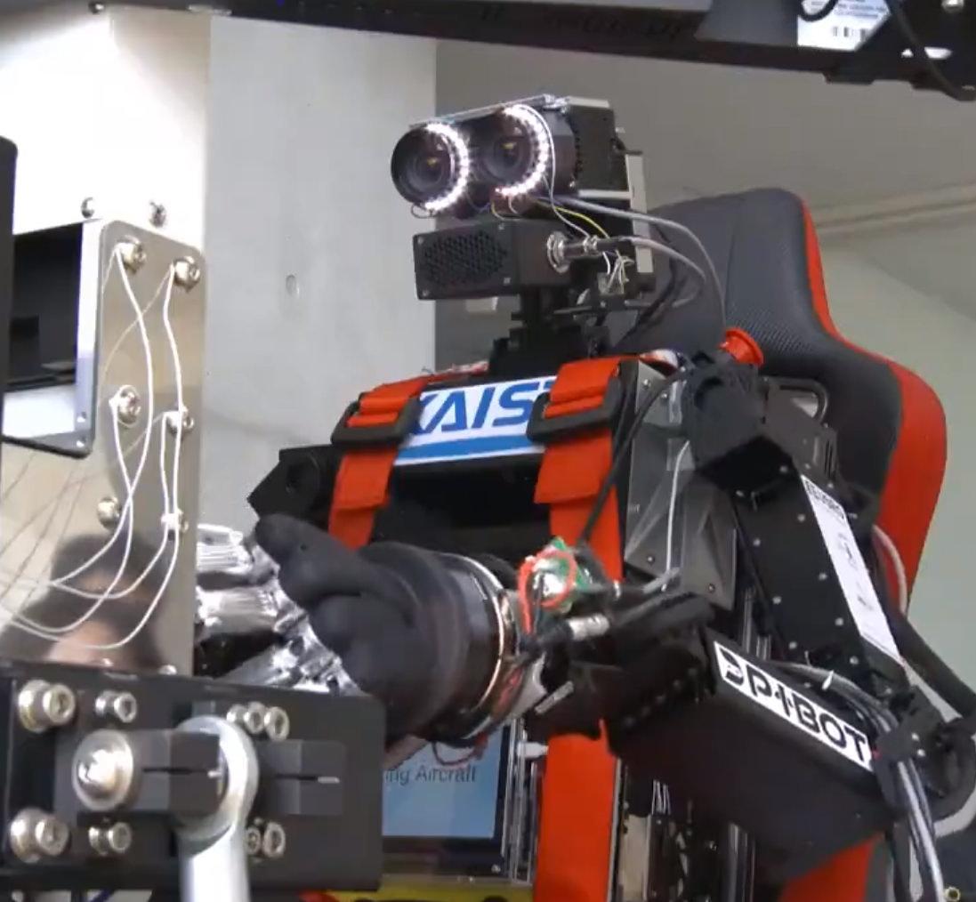 Artık uçakları robotlar uçuracak: Dünyanın ilk robot pilotuyla uçmaya hazır olun!