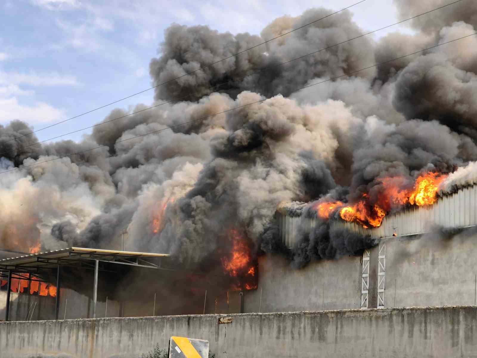 İnegöl’de 4 fabrikanın alev topuna döndüğü yangın havadan böyle görüntülendi