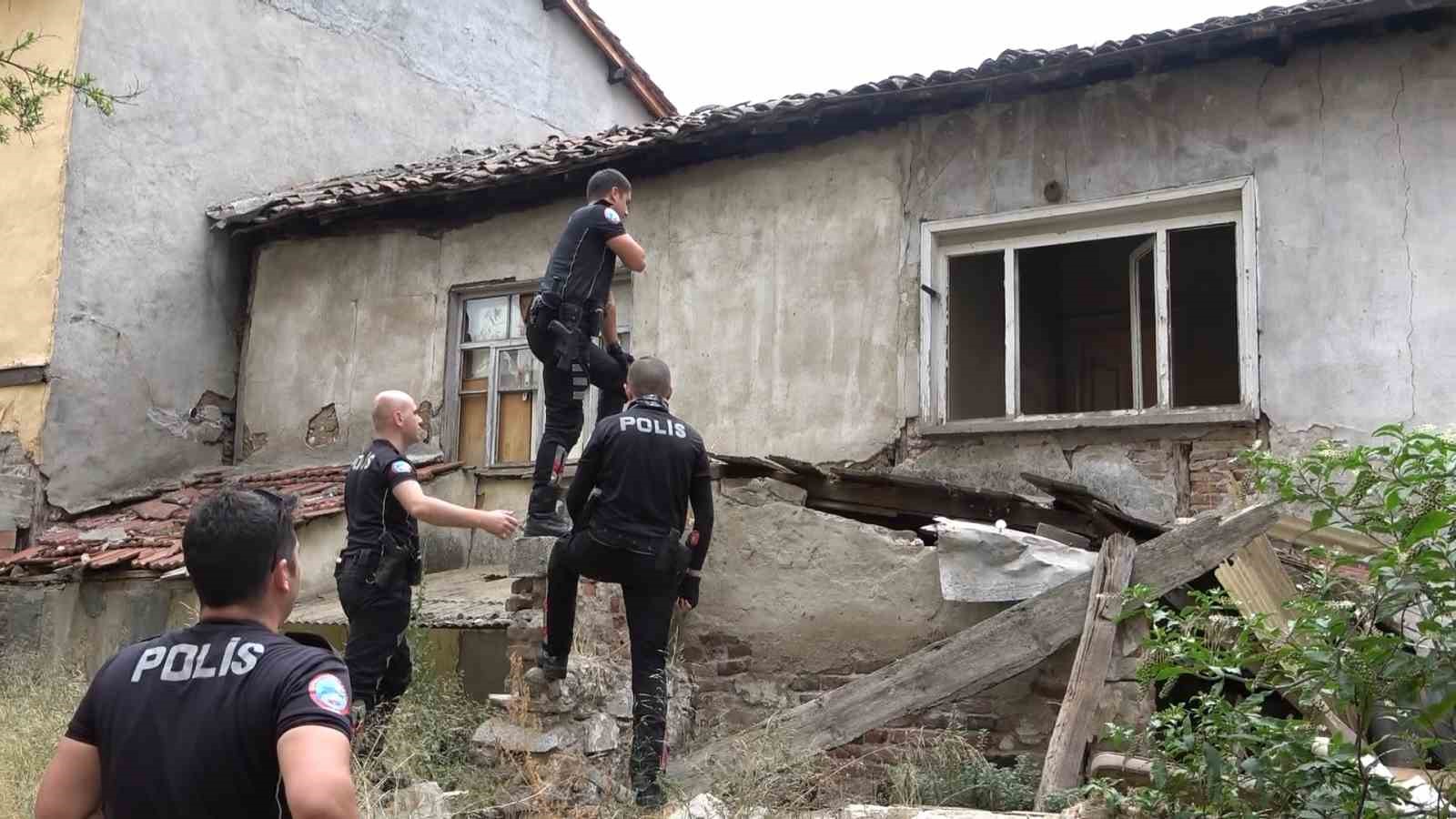 Polis ekiplerinden terk edilmiş evlere baskın...Şüpheliler böyle yakalandı