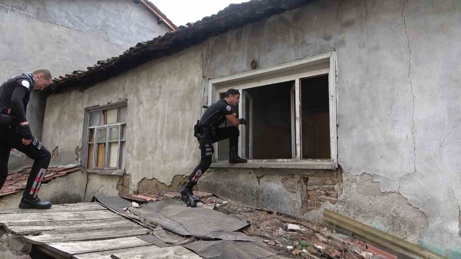 Polis ekiplerinden terk edilmiş evlere baskın...Şüpheliler böyle yakalandı