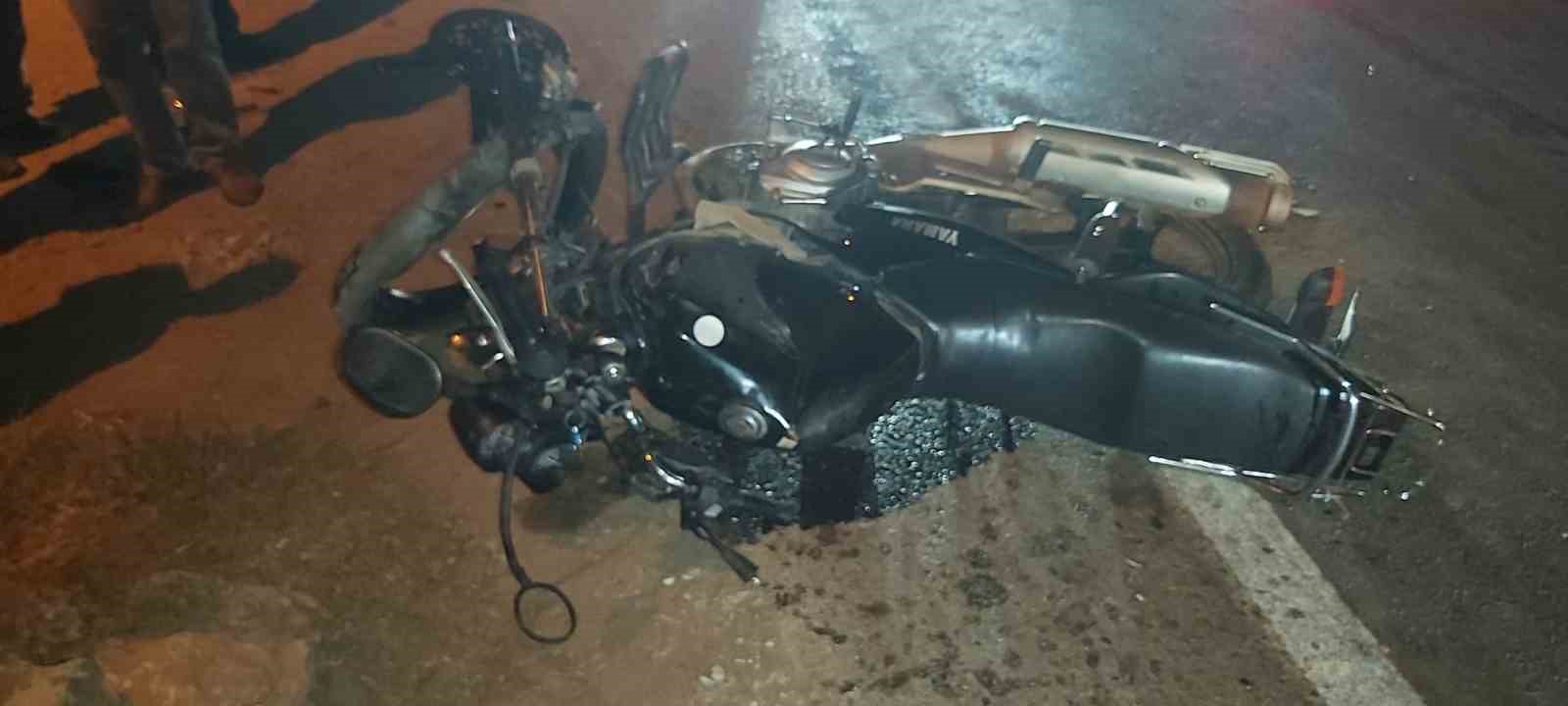 Hafif ticari araç motosikletle kafa kafaya çarpıştı: 1 yaralı
