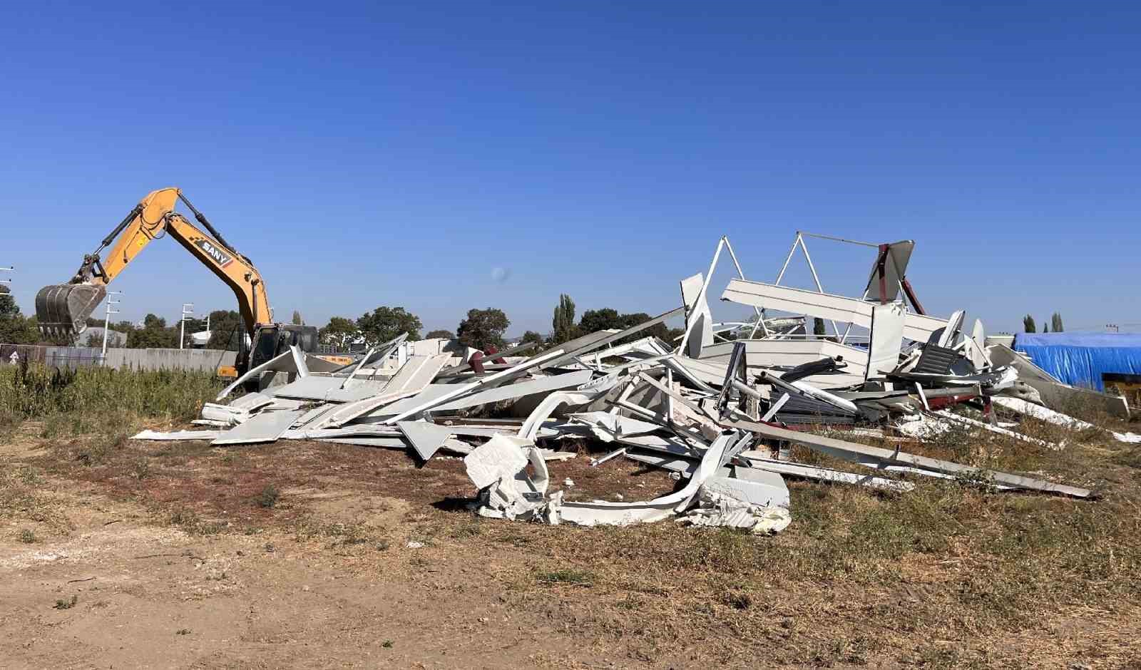 Bursa’da tarım arazilerindeki kaçak yapılar yıkılıyor
