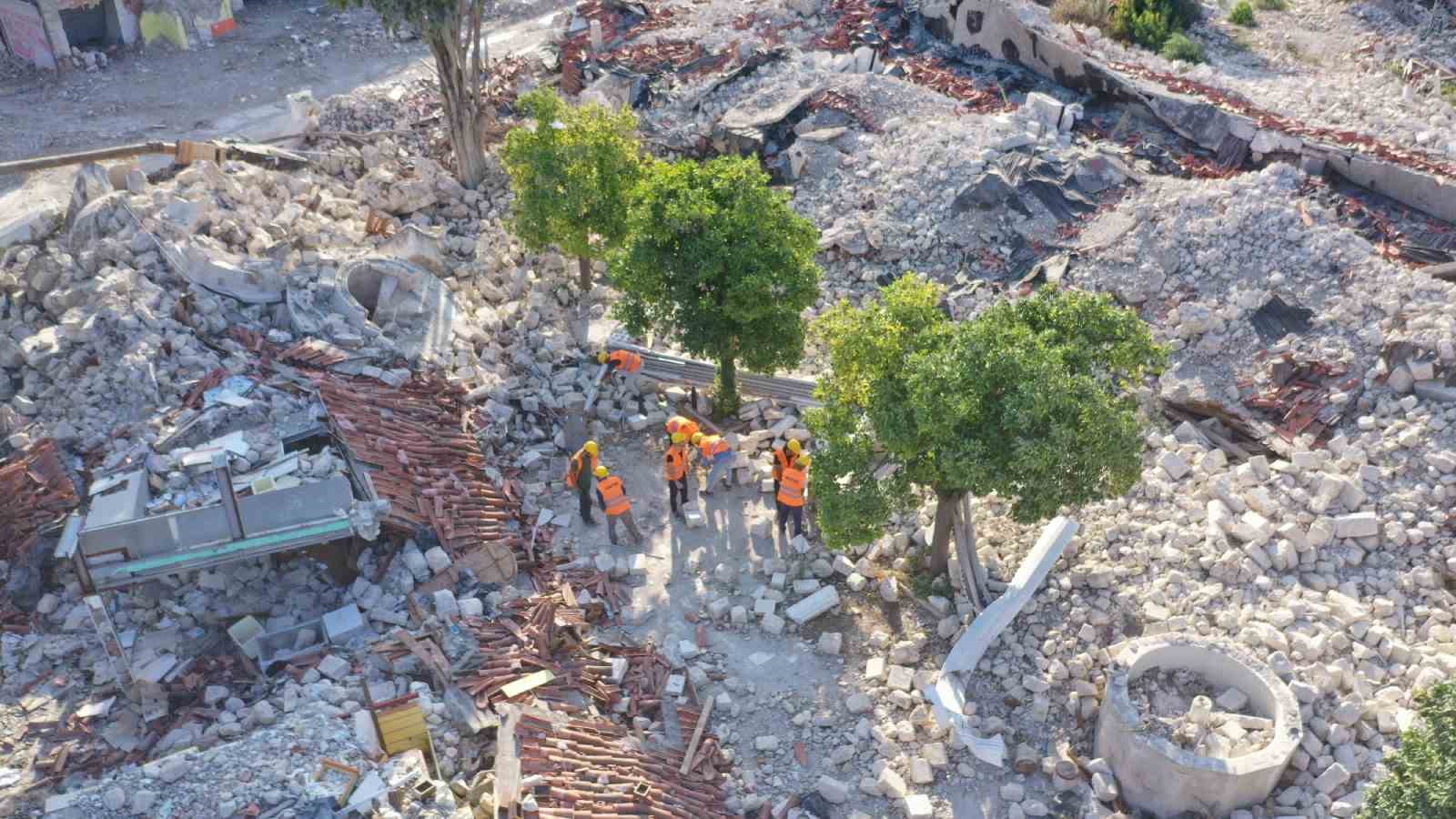 Büyük depremde yıkılan 752 yıllık Ulu Cami’nin enkazı temizleniyor