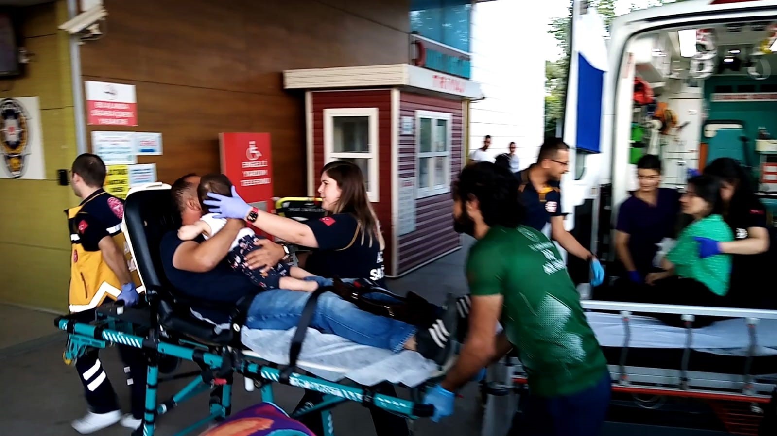 Bursa’da 2 otomobil kafa kafaya çarpıştı: 1’i bebek 6 kişi yaralandı