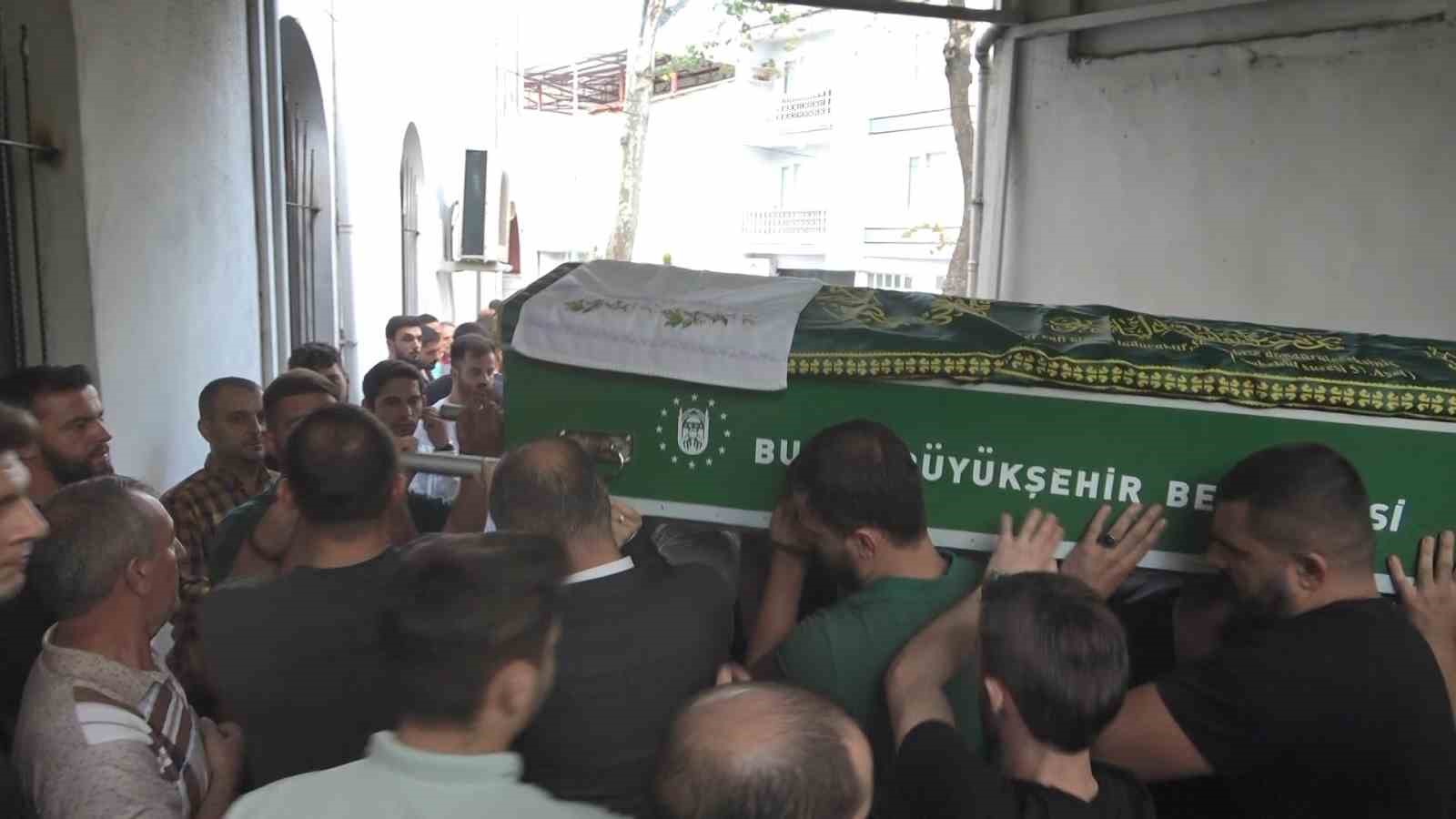 Bursa’da gece kulübünde çıkan kavgada ölen genç toprağa verildi