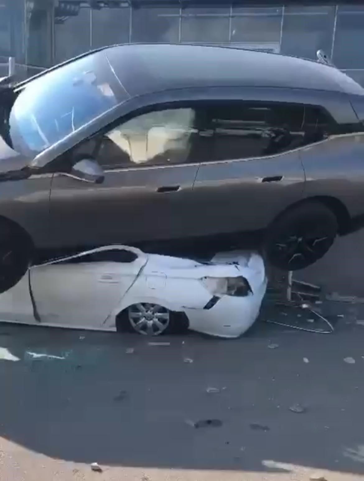 Bursa’da kontrolden çıkan cip, park halindeki aracın üzerine düştü