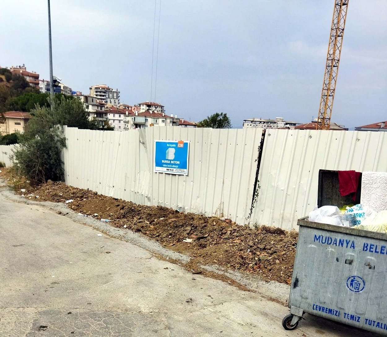 Mudanya’da inşaat çalışmasında yol yarıldı