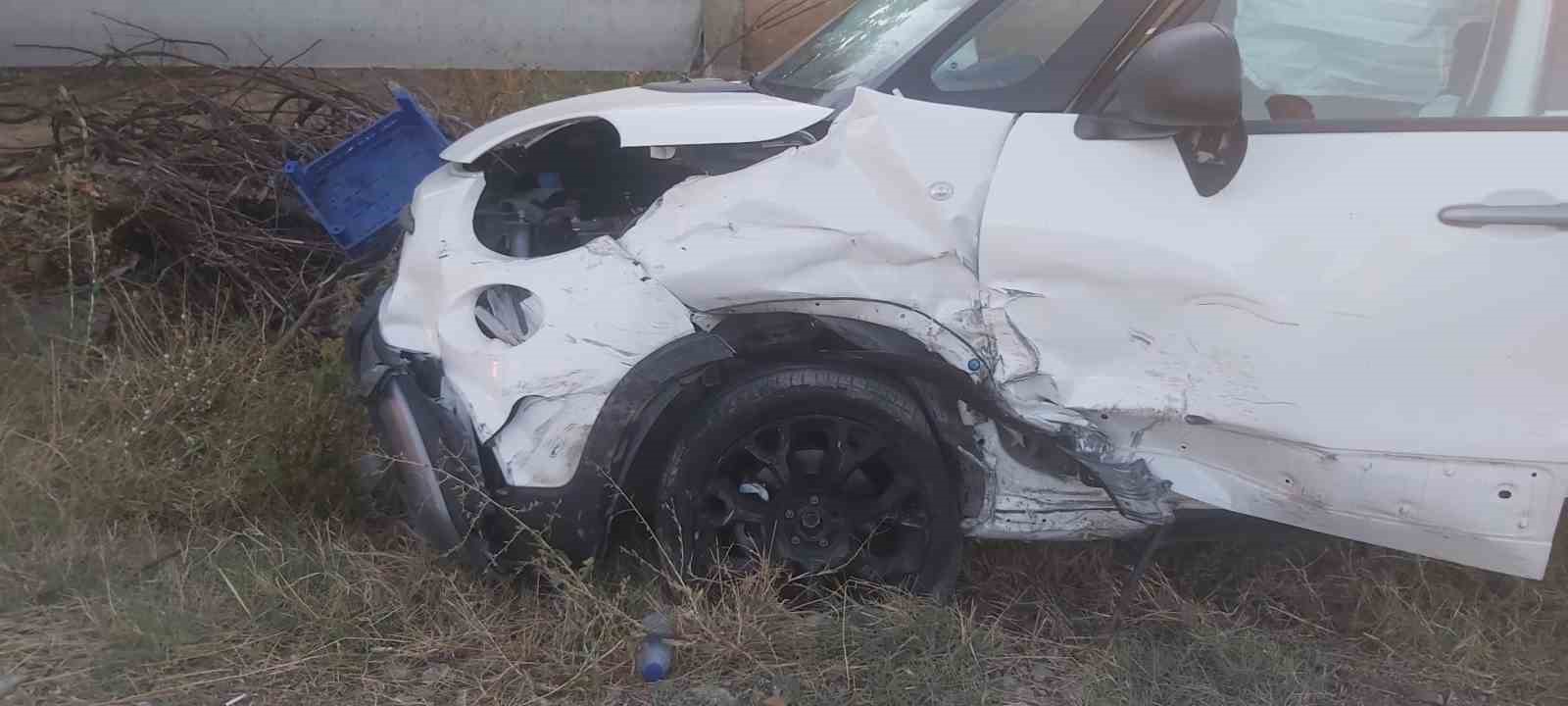 Virajı alamayan otomobil karşıdan gelen iki otomobile çarptı: 4 yaralı