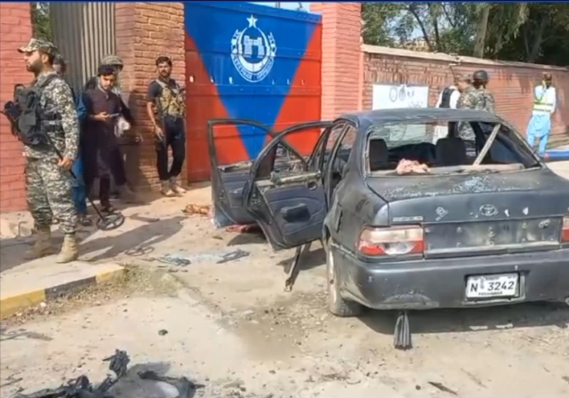 Pakistan'da aynı günde 2. bombalı saldırı! Cuma namazındakileri hedef aldılar, 3 kişi hayatını kaybetti
