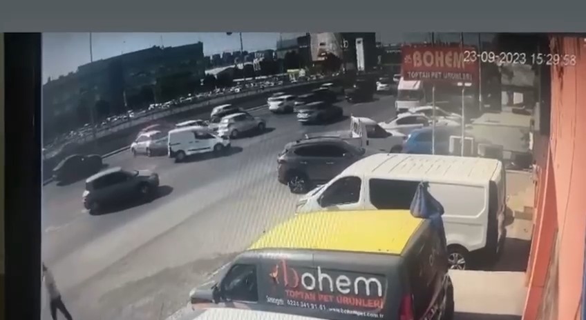 4 aracın karıştığı kaza kamerada