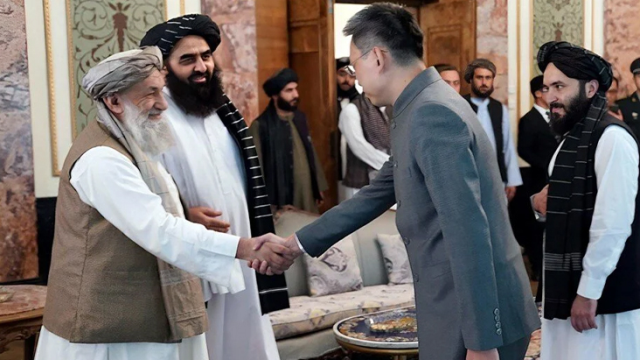 Afganistan'da bir ilk! Çin'in yeni Kabil Büyükelçisi, Taliban'a güven mektubu sundu