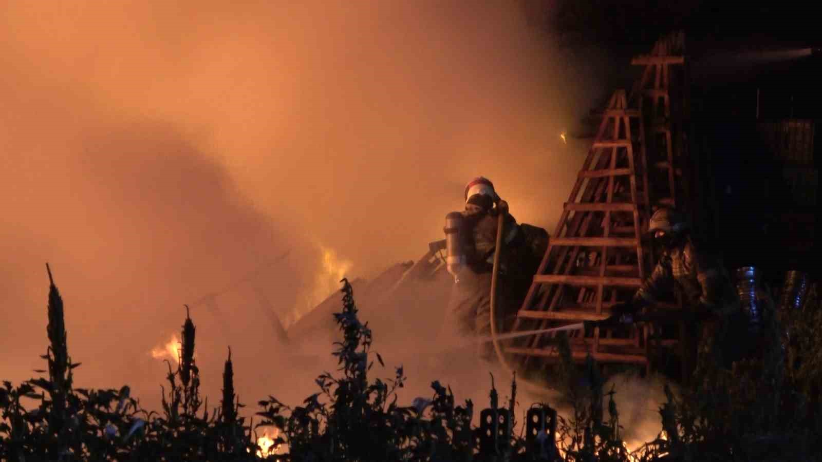 Bursa’da soğuk hava deposunda çıkan yangında alevler geceyi aydınlattı
