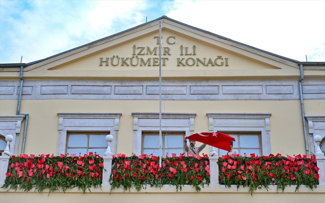 İzmir'de coşkulu kutlama! Türk ordusunun 101 yıl önce şehre girerken kullandığı güzergahta dev Türk bayrağı taşıdılar