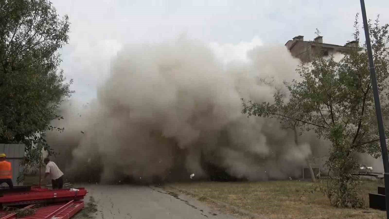 Proje için yıkılan bina toz bulutuna döndü