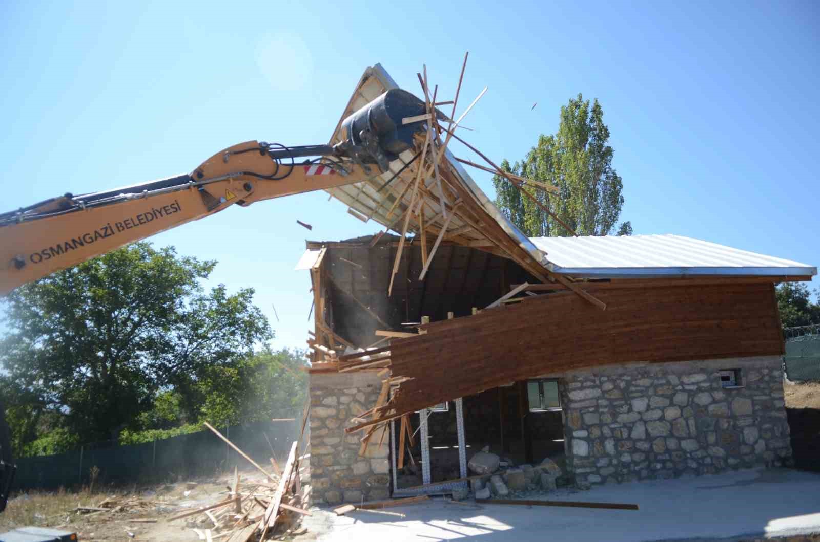 Uludağ’da kaçak villa inşaatı yerle bir edildi